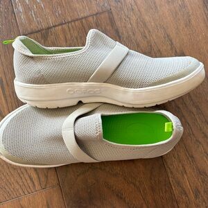 Oofos comfort/recovery shoes size 9